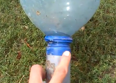 Горлышко пластиковой бутылки обмотан изолентой