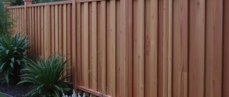 Заборы из термодревесины: в чем их особенность и стоит ли менять привычный штахетник